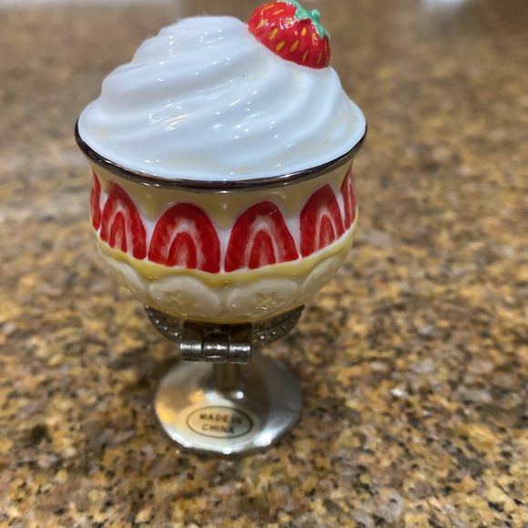 Cooking Club of America trinket box, strawberry banana cram pie. - Picture 4 of 8